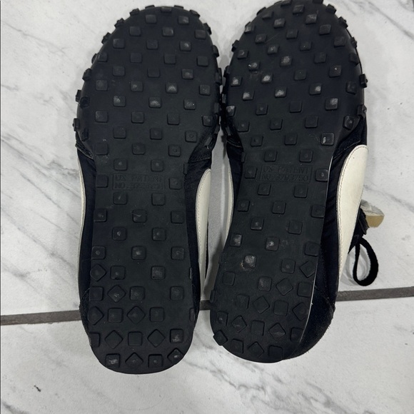 Nike Waffle Black and White Shoe Sneakers - Picture 4 of 5